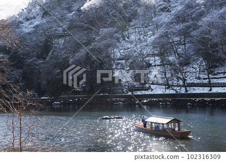 冬天的京都 雪中的嵐山和船屋 冬天的京都 雪中的嵐山和船屋 102316309