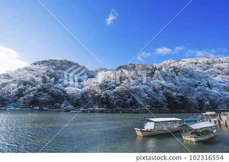 冬天的京都：嵐山的雪景和船屋 102316554