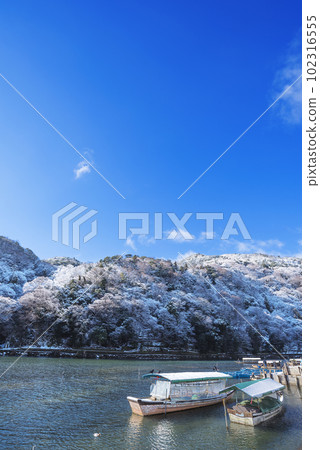 冬天的京都：嵐山的雪景和船屋 102316555