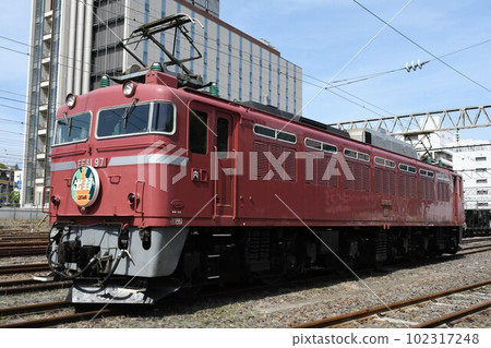 EF81 type electric locomotive stopping at the depot (showing the head mark of the sleeper limited express Dewa) 102317248