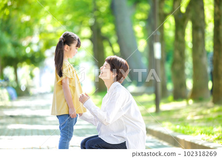 大人小孩笑瞇瞇地排著隊 大人小孩笑瞇瞇地排著隊 102318269