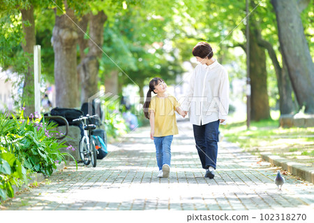 大人小孩笑瞇瞇地排著隊 102318270