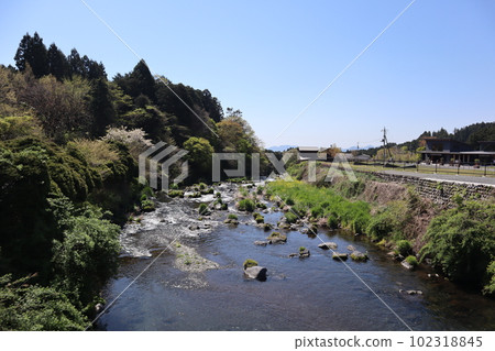 世界文化遺產白絲瀑布附近,芝川的潺潺流水聲(靜岡縣富士宮市) 世界文化遺產白絲瀑布附近,芝川的潺潺流水聲(靜岡縣富士宮市) 102318845