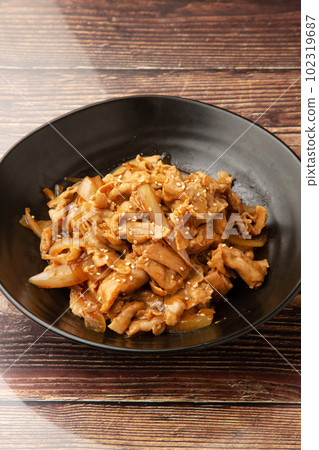 Stir-fried pork belly and onions 102319687