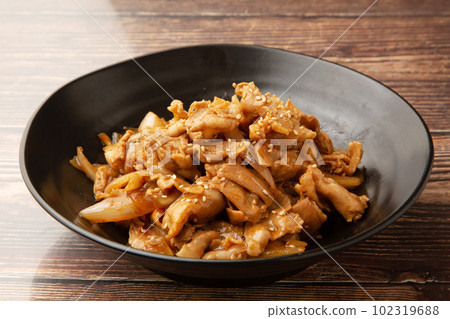 Stir-fried pork belly and onions 102319688