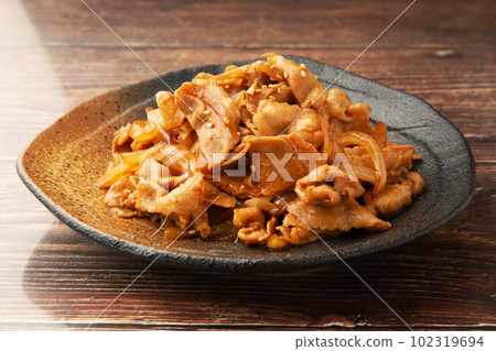 Stir-fried pork belly and onions 102319694