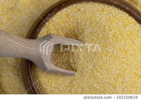 Scattered dry corn flour for cooking porridge 102320619