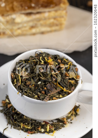 multi-layered cake using a large amount of sweet cream 102320648