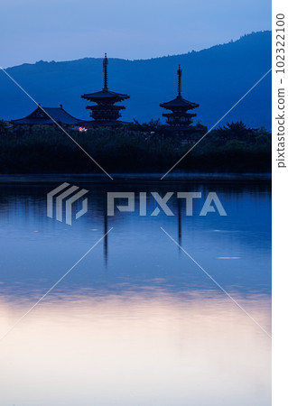 Yakushiji Temple in Nara, surrounded by a world of blue and waiting for the sunrise in silence 102322100