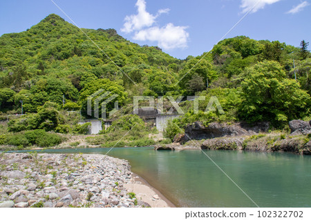 初夏從吾妻親水公園看到的吾妻川流淌 初夏從吾妻親水公園看到的吾妻川流淌 102322702