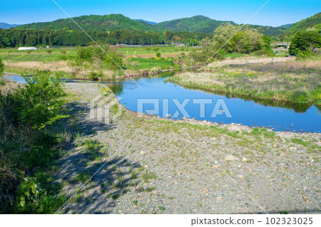 The confluence of the Tsukigawa River and the Tsukigawa River Fresh green scenery 102323025