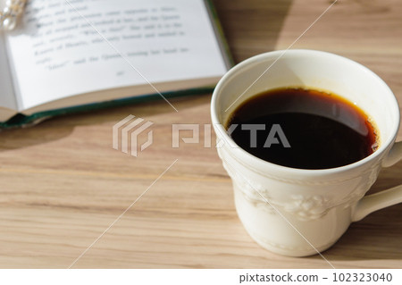 Relaxing coffee,放鬆意象的咖啡,(復古洋書和咖啡) 102323040