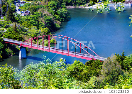 Tsukigase Baikei in the fresh green Tsukigase Bridge casts a shadow on the surface of the lake (bright) 102323210