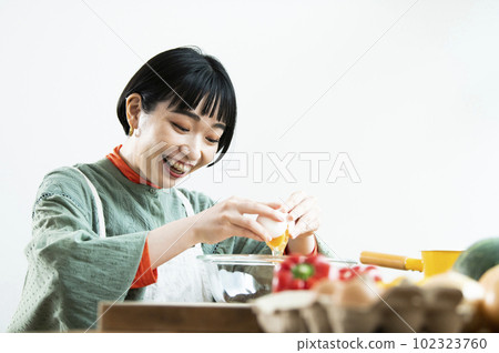 打破生雞蛋的年輕女人 102323760