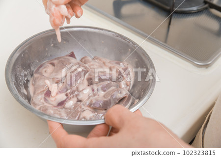 [準備好後將片栗子和色拉油與豬肝混合] 102323815