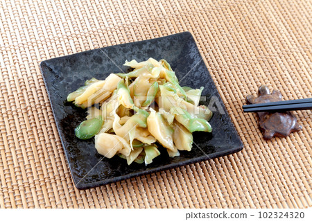 趙菜用筷子在盤子裡油炸 102324320