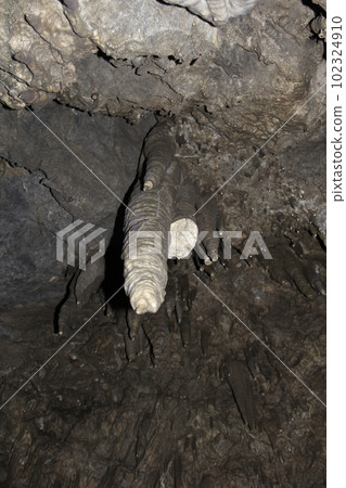 Limestone cave/Internal stalactites and rock walls with unique undulations Limestone cave/Internal stalactites and rock walls with unique undulations 102324910