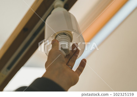 Replace the light bulb 102325159