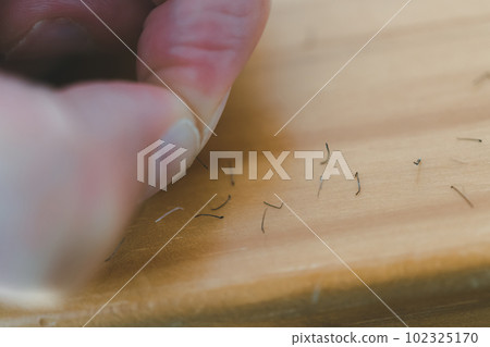 用手指拔鬍子 102325170
