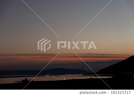 從日落時分的海灘 102325317