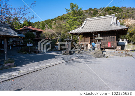 Hot spring shrine Hot spring shrine 102325628