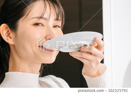 女人在廚房品嚐 102325791