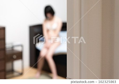 穿內衣的女人坐在床上「射焦」 穿內衣的女人坐在床上「射焦」 102325863