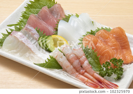 Assortment of 5 sashimi 102325970