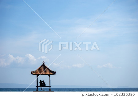 一對情侶在巴厘島海灘打情罵俏的溫馨畫面 一對情侶在巴厘島海灘打情罵俏的溫馨畫面 102326380