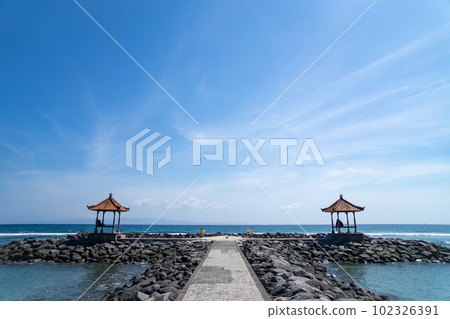 沙努爾海灘上帶遮蓋長椅的景觀 沙努爾海灘上帶遮蓋長椅的景觀 102326391