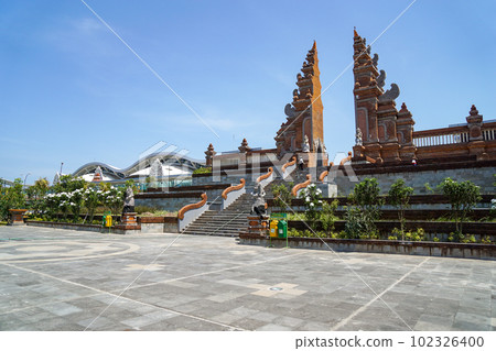 登巴薩機場附近一座華麗的裂門 登巴薩機場附近一座華麗的裂門 102326400