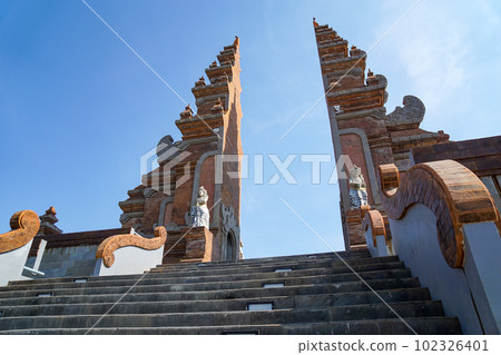 A splendid split gate in Bali that seems to continue to the sky 102326401