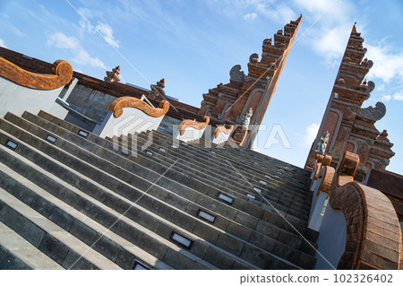 Scenery climbing the cracked gate leading to the sky of Bali 102326402