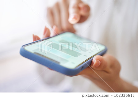 一個女人的手在智能手機上交換信息 一個女人的手在智能手機上交換信息 102326615