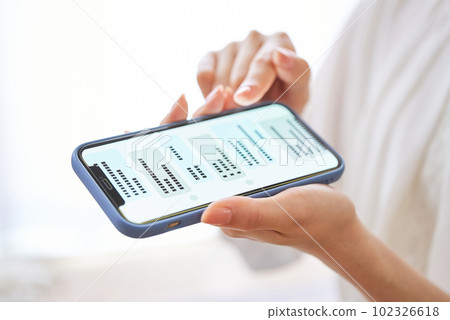 一個女人的手在智能手機上交換信息 102326618