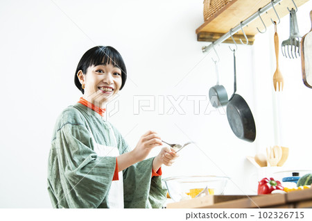 做南瓜煎餅的年輕女人 做南瓜煎餅的年輕女人 102326715