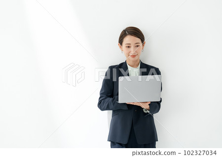 商務中年女性電腦 102327034