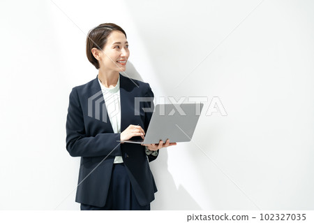商務中年女性電腦 102327035