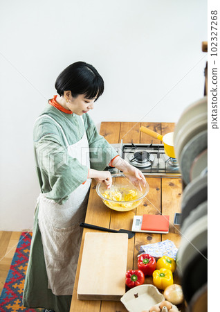 做南瓜煎餅的年輕女人 做南瓜煎餅的年輕女人 102327268