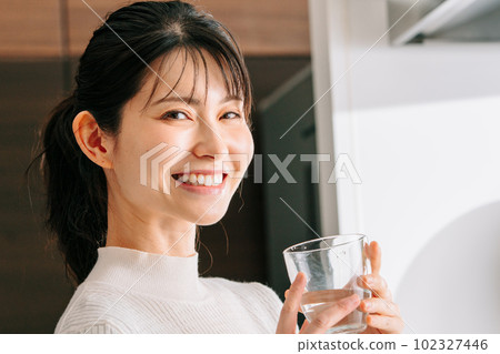 女人在廚房裡喝水 102327446