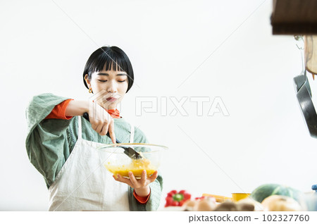 做南瓜煎餅的年輕女人 102327760