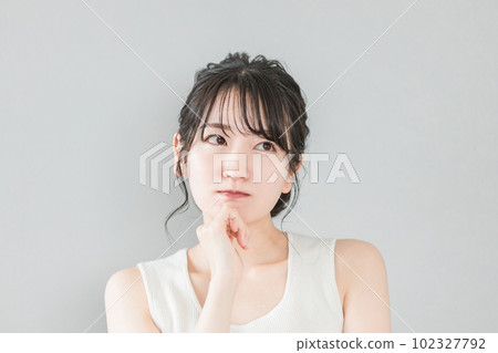 考慮和擔心自己臉頰的亞洲女性(美容、飲食、美容、脫毛) 考慮和擔心自己臉頰的亞洲女性(美容、飲食、美容、脫毛) 102327792