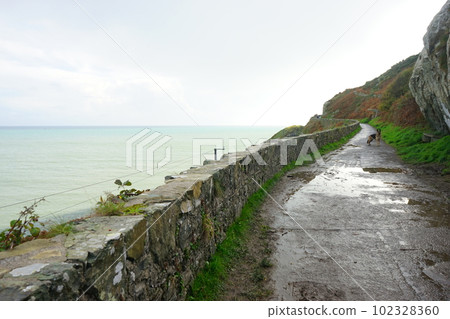ireland wicklow trekking road 102328360