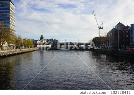 ireland dublin liffey river cityscape ireland dublin liffey river cityscape 102328411