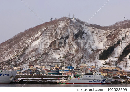 Rausu fishing port in winter 102328899