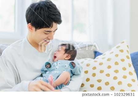 沙發上抱著孩子的爸爸 102329631
