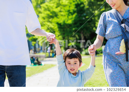 一家人手拉手在公園散步 一家人手拉手在公園散步 102329854