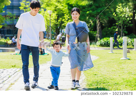 一家人手拉手在公園散步 一家人手拉手在公園散步 102329878
