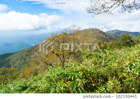 從岡山縣後山美作市和兵庫縣誌曾市的山頂眺望船木山和駒尾山 102330443