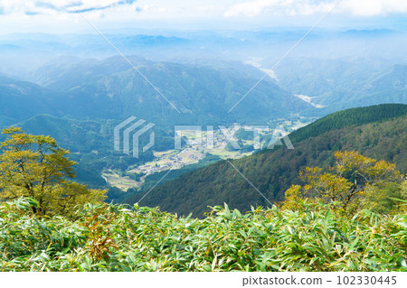 從岡山縣最高峰、岡山縣後山美作市和兵庫縣誌曾市山頂眺望的東澤倉 從岡山縣最高峰、岡山縣後山美作市和兵庫縣誌曾市山頂眺望的東澤倉 102330445
